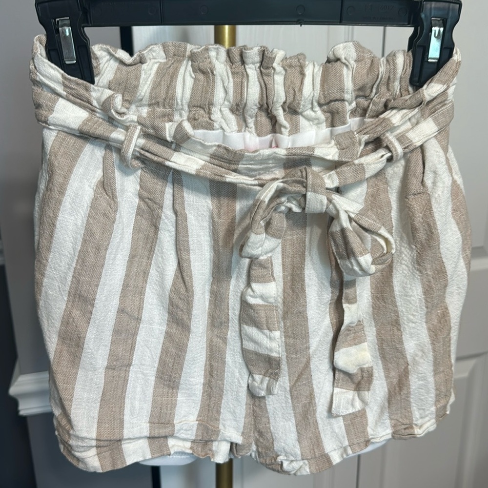 Pink Lily Tan & White Shorts with Belt Tie Size Small